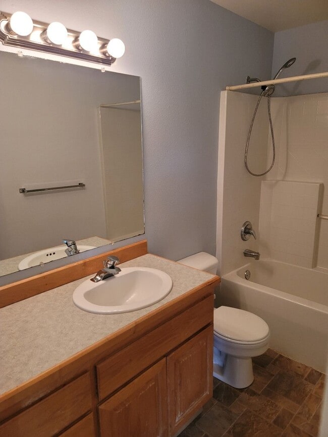 Building Photo - 2 Bedroom Condo Available in Thurston
