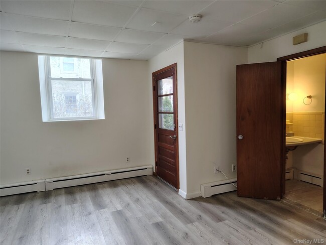 Building Photo - 12 Main St