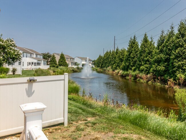 Building Photo - Spacious Unfurnished 3-BR, 2.5-BA year-rou...