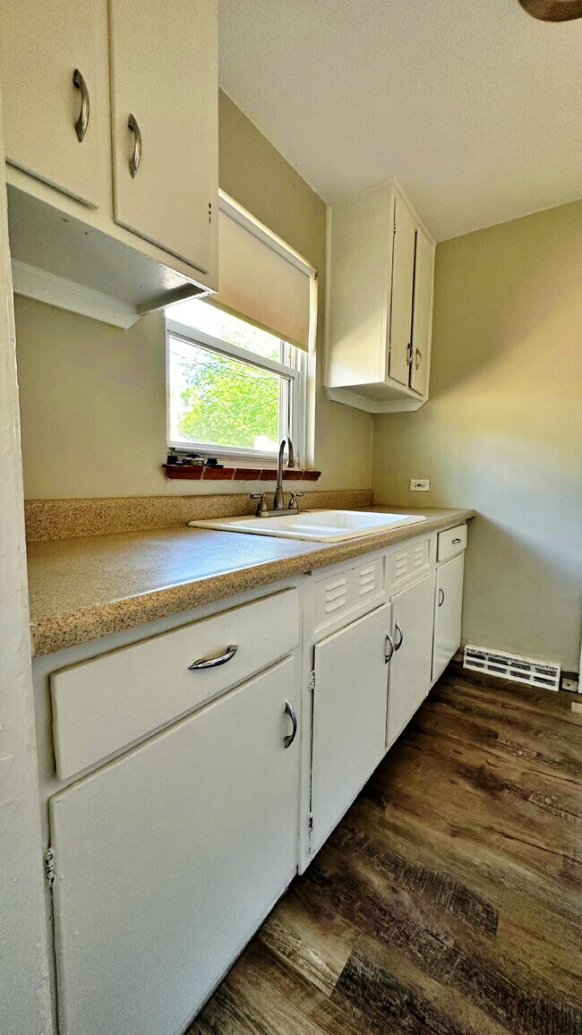 Building Photo - Lovely Mid Century 2 Bed 1 Bath Courtyard Row Home in the Heart of Denver!