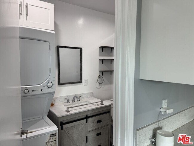 Building Photo - 727 S Gramercy Dr