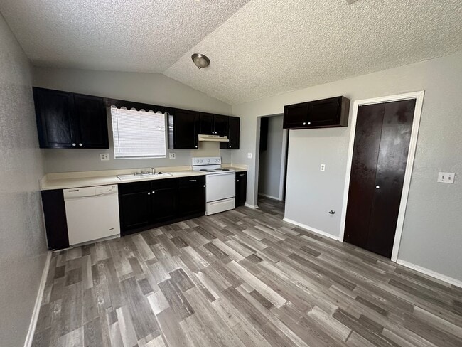 Building Photo - Nice 3bed, 1 1/2 bath. 2 car garage