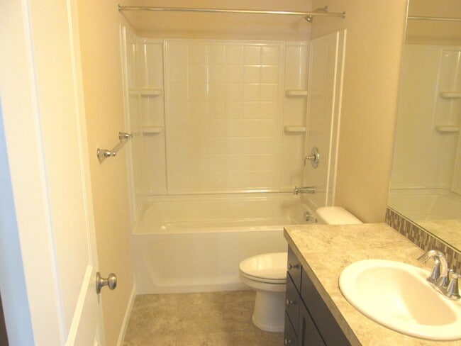 Building Photo - $500 off 1st month! New carpet, hardwoods, quartz counters, 4 Br 2.5 bth  fenced yard, walk to park!