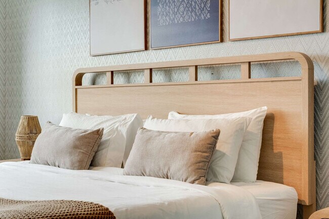 Building Photo - 3256 NE 1st Ave