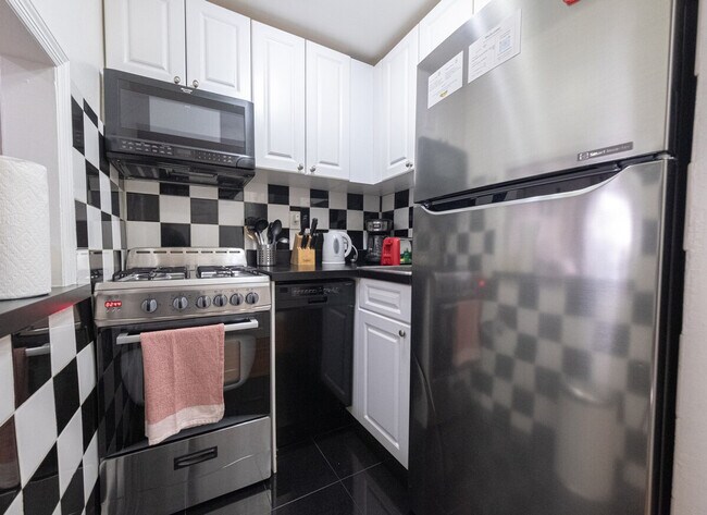 Building Photo - 328 E 74th St