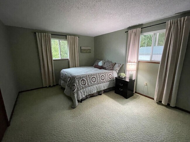 Building Photo - Lovely Home with wonderful Views and a Mas...