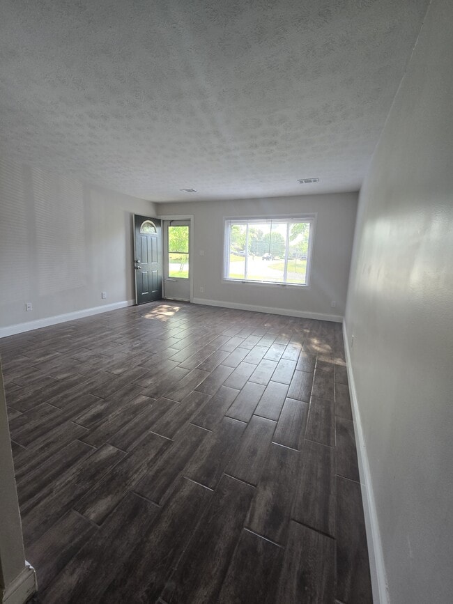 Building Photo - 996 Brookcrest Dr