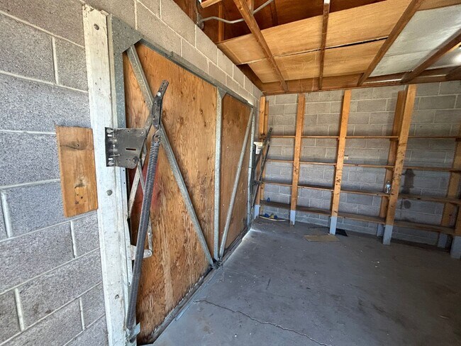 Building Photo - Spacious 4 bedroom, 2 bathroom home locate...