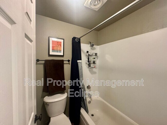 Building Photo - 15433 Country Club Dr