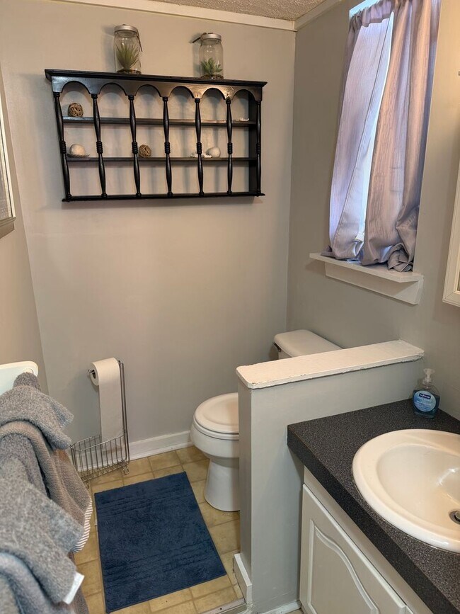 Building Photo - 602 N 6th St