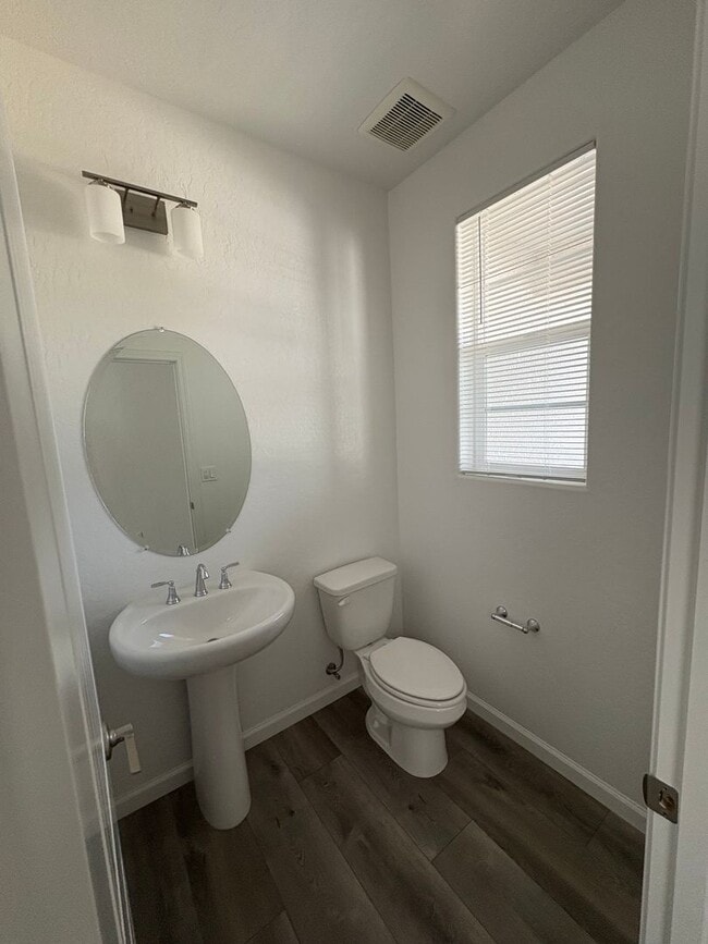 Building Photo - Two-story home in NW Visalia home Availabl...