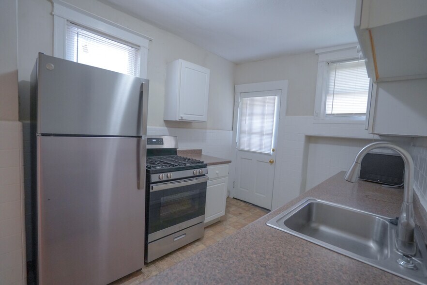 Building Photo - 760 Syracuse Ave