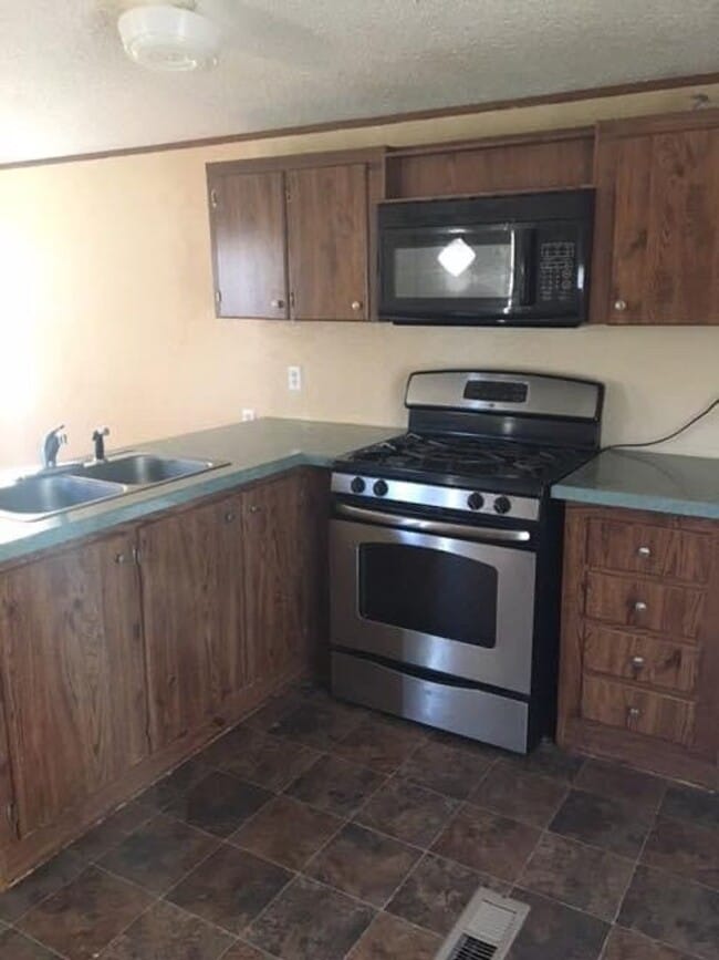 Building Photo - 2 bed 1 bath Country home