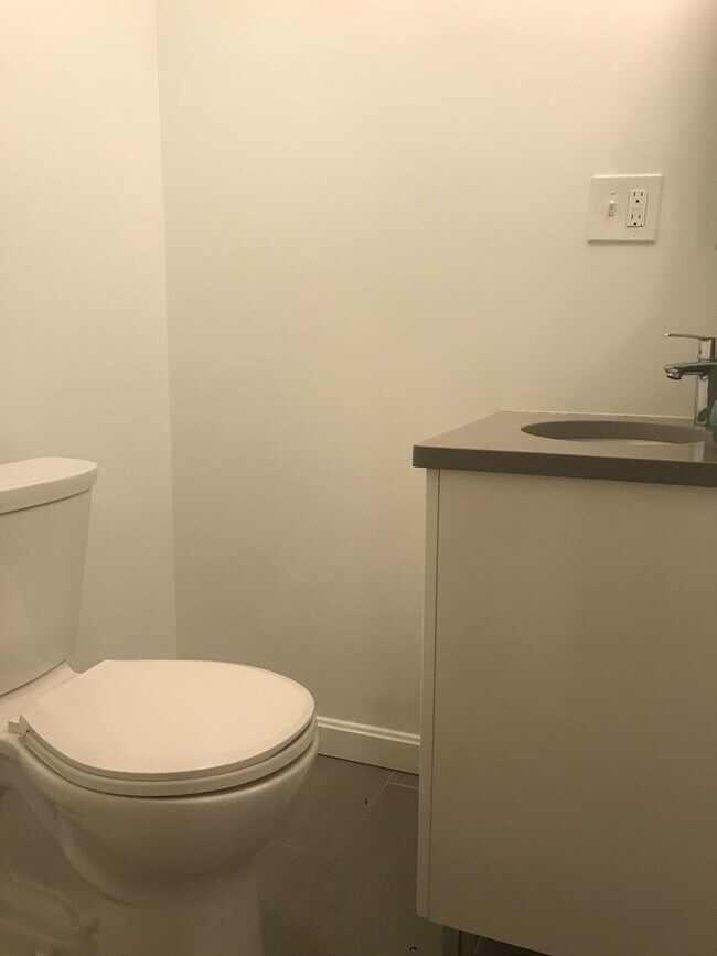 Building Photo - Nice 2 bed in Allston