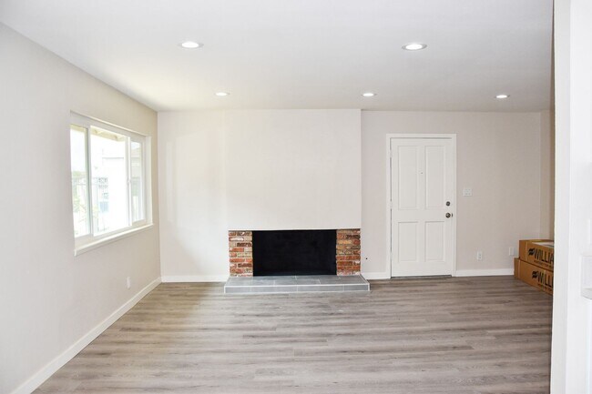 Building Photo - Olive (815) North