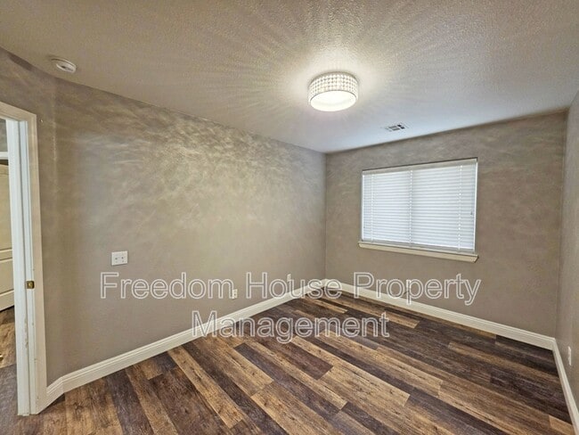 Building Photo - 3630 E Vineyard Dr N