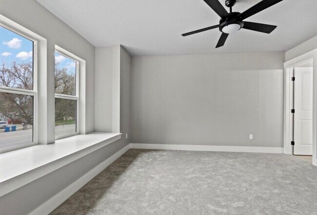 Building Photo - 465 S 3rd E St