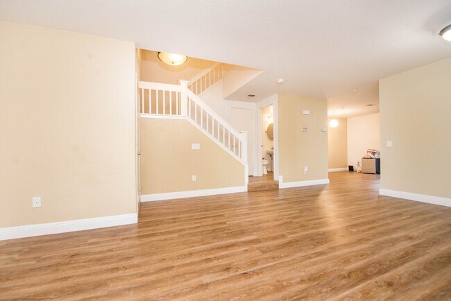 Building Photo - Beautiful Townhouse in the desirable Anaheim Packing District!