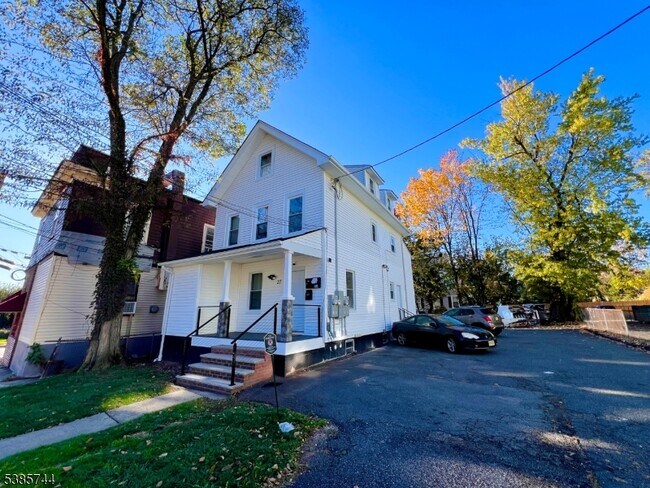 Building Photo - 27 William St