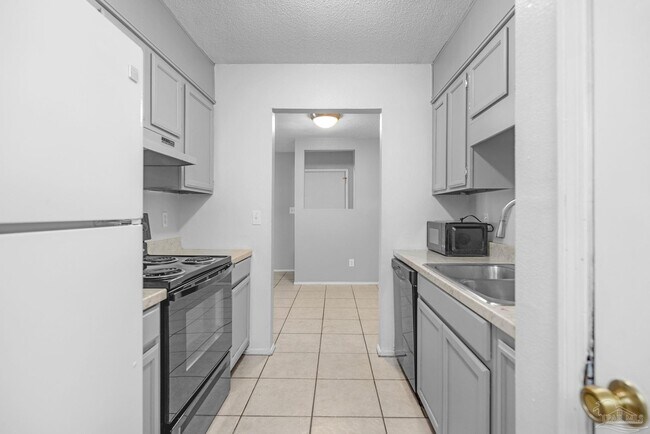 Building Photo - 1555 Green Briar Pkwy