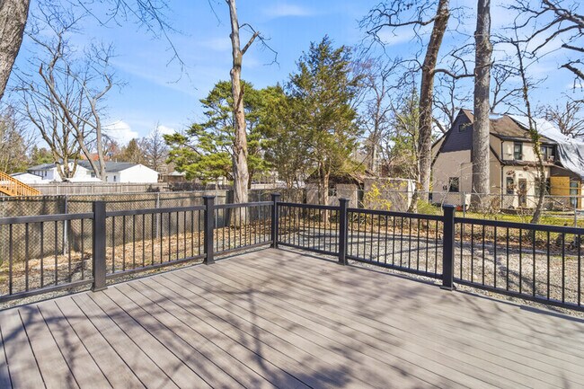 Building Photo - 925 Plainfield Ave