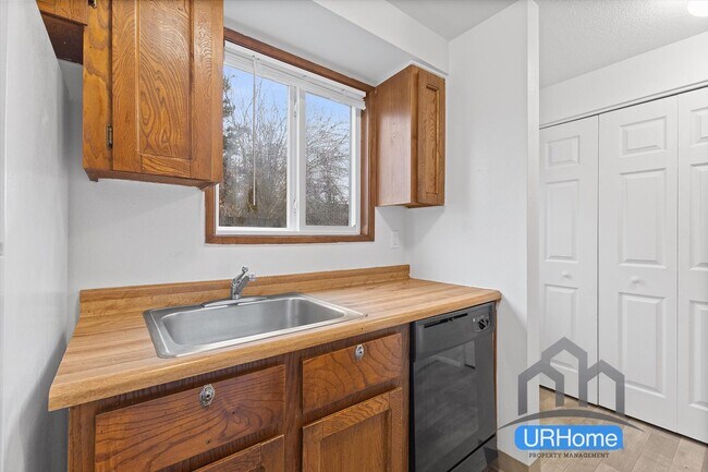 Building Photo - First Month FREE! Spacious 2BD/1.5BA Townhome in SE Portland - Move-In Ready