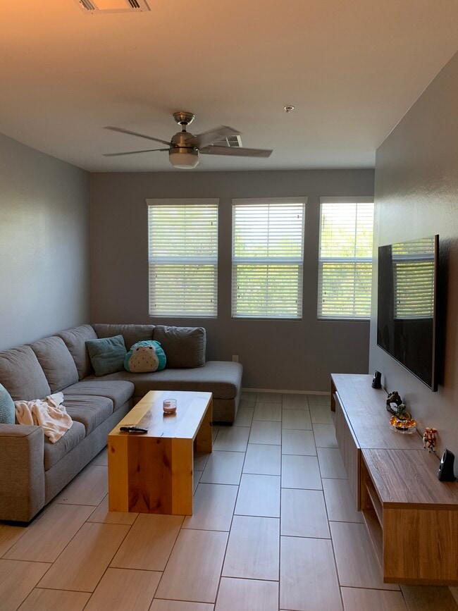 Building Photo - 2342 E Hidalgo Ave