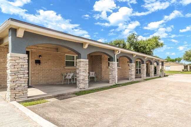 Building Photo - Villages at Parktown Apartment Homes