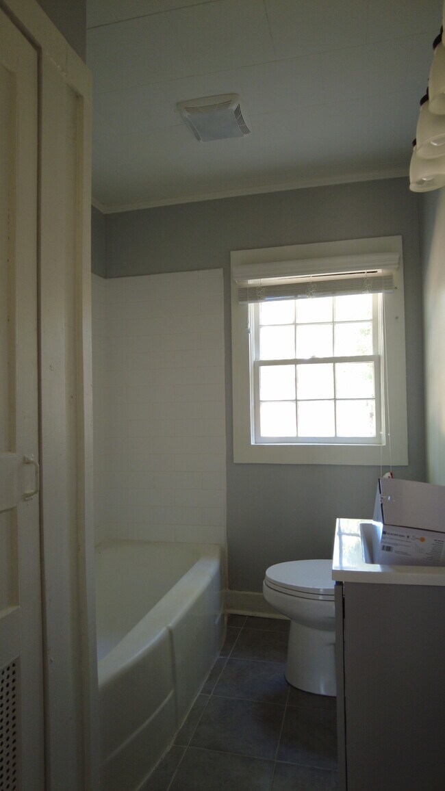 Building Photo - 604 N Duncan Ave