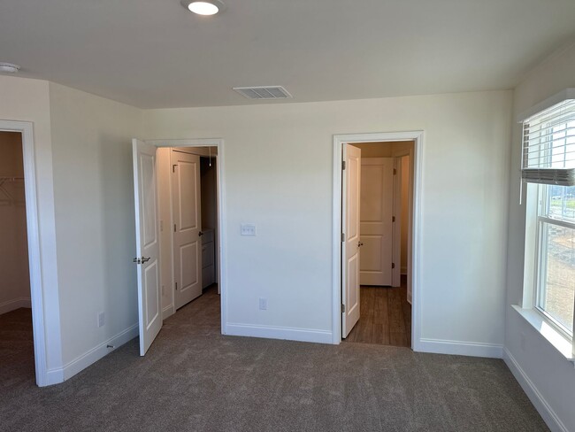 Building Photo - Gorgeous 3 Bedroom End Unit Townhome, Avai...