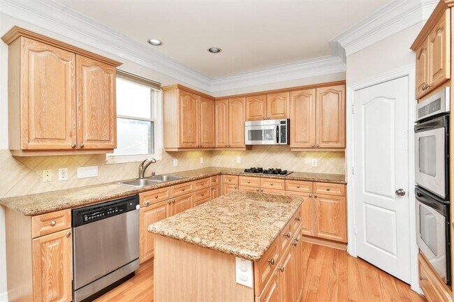 Building Photo - 833 Rosine St