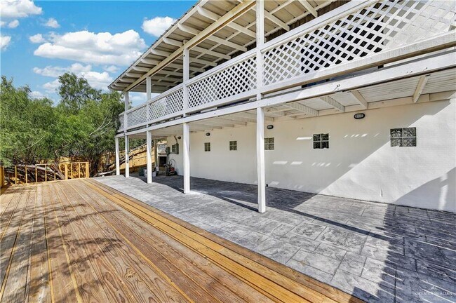 Building Photo - 12303 Lakeview Dr