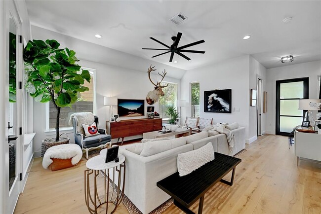 Building Photo - 2909 Kuhlman Ave