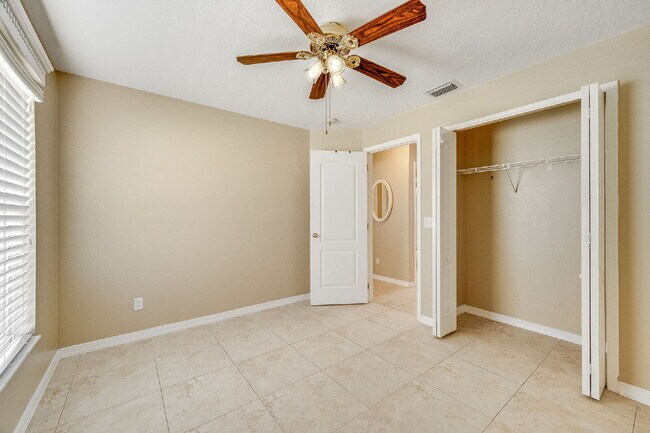 Building Photo - Spacious 3/2 with tranquil setting is waiting for you!