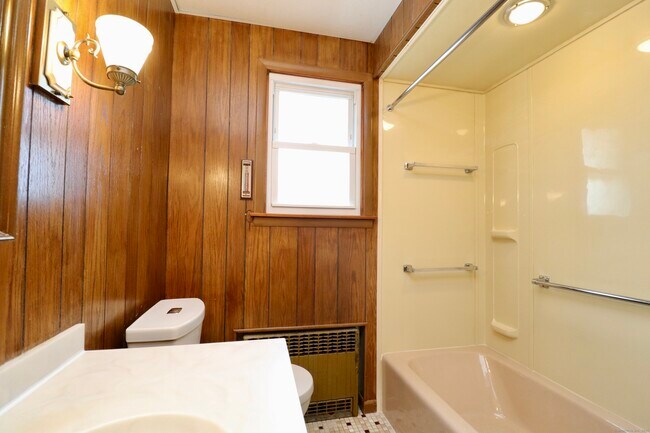 Building Photo - 32 Denison Ave