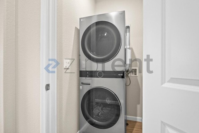 Building Photo - 572 Delicato Dr