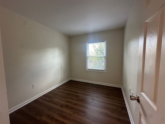 Building Photo - 215 Kimberly Way