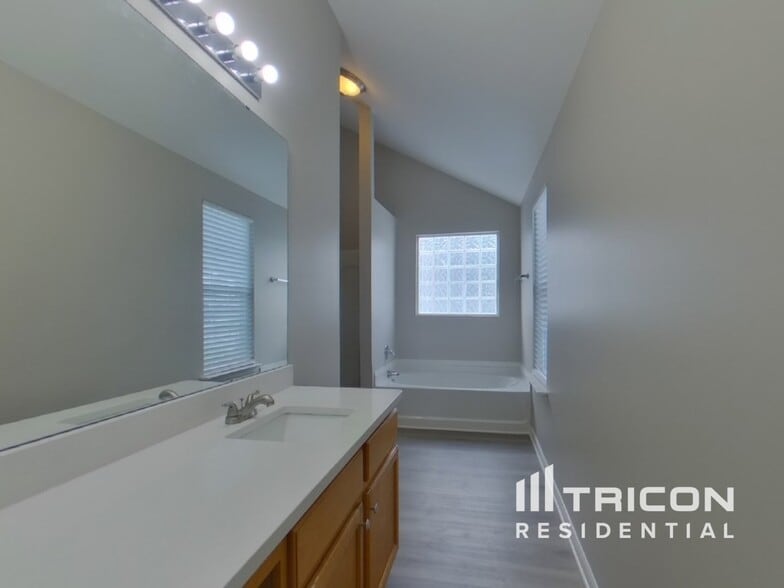 Building Photo - 7838 Montbrook Dr