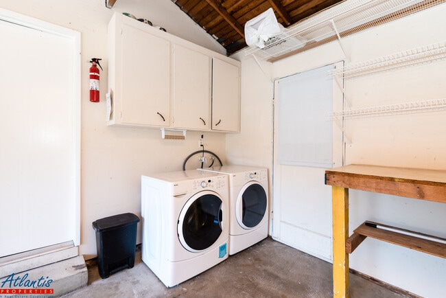 Building Photo - Williams Way 1030/1032