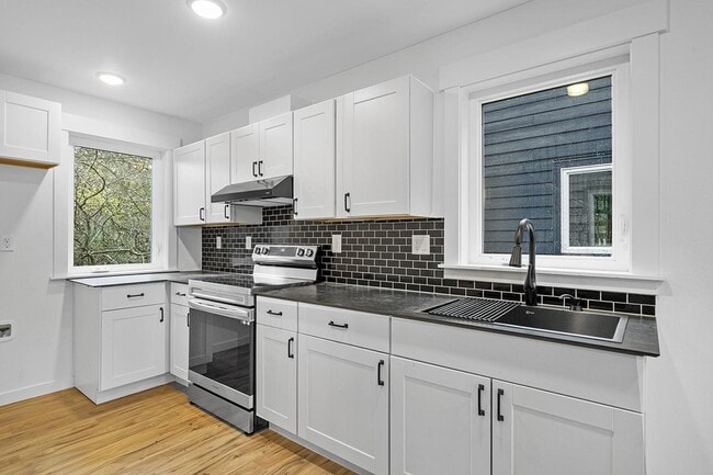 Building Photo - Stylish Portsmouth apartment by dining, pa...