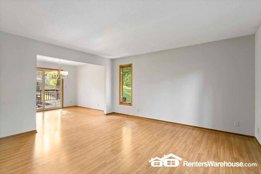 Building Photo - 3004 Pine Ridge Dr