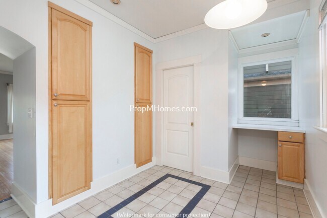 Building Photo - Classic Two Bedroom Bungalow In The Heart Of Sellwood!