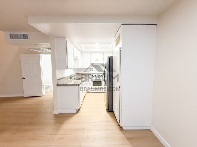 Building Photo - 5245 Riverton Ave