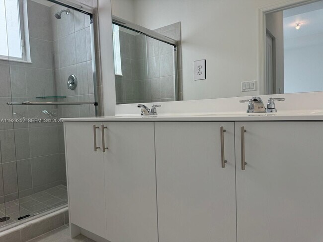 Building Photo - 724 SE 13th St Cir