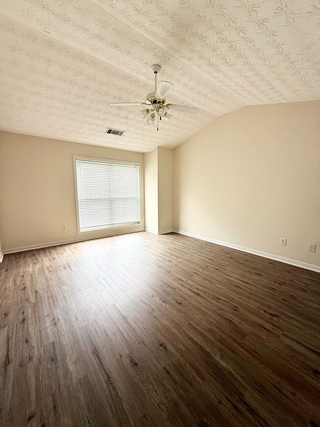 Building Photo - 2 bed/2.5 bath townhome near downtown Daws...