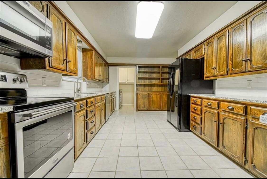Kitchen - 1620 S Berry Rd
