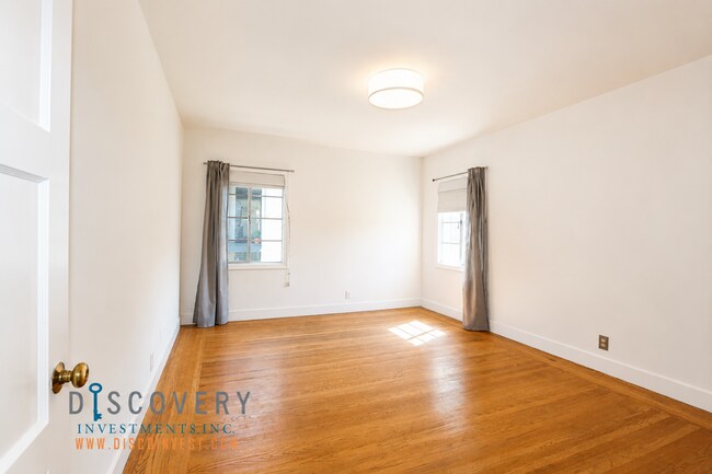 Building Photo - Charming Adams Point One Bedroom Condominium