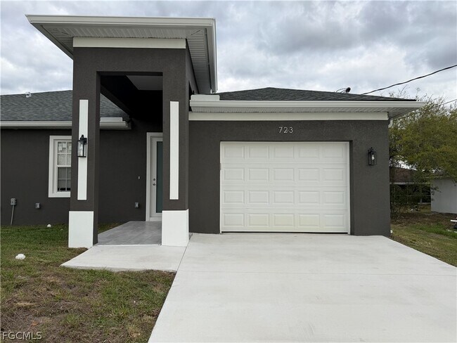 Building Photo - 723 Ivan Ave S