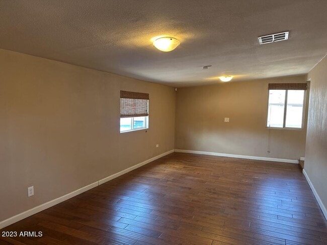 Building Photo - 1501 E Palm Ln