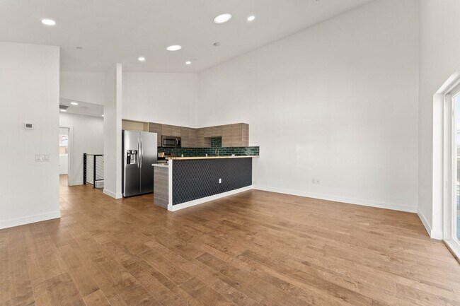 Building Photo - MidTown Gem - Fully Renovated W Large Rooms